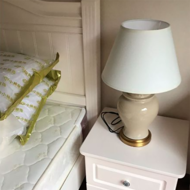 Traditionelle chinesische Tischlampe mit Stoffschirm und Keramikvase als Basis, 1 Licht, fürs Arbeitszimmer 
