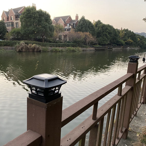 Moderne minimalistische quadratische Solar-LED-Pfostenleuchte aus Kunststoff für Garten und Landschaft im Außenbereich 