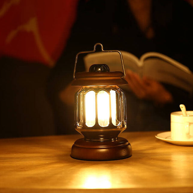 مصباح تخييم محمول قابل لإعادة الشحن على شكل إبريق شاي قديم مع قاعدة خشبية LED 