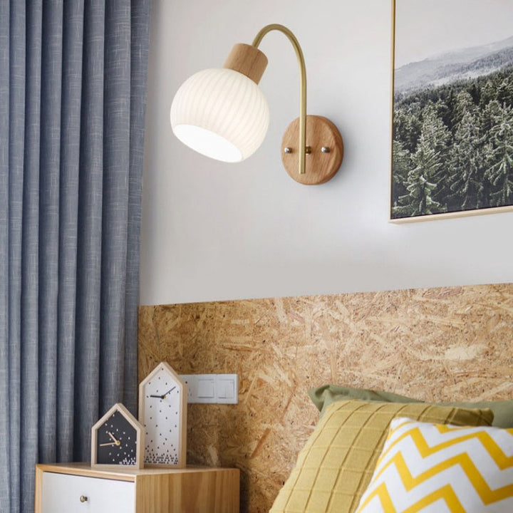 Zeitgenössische nordische 1-flammige Wandleuchte aus Acryl, Holz und Eisen mit Kugel- und Streifendesign für das Wohnzimmer 