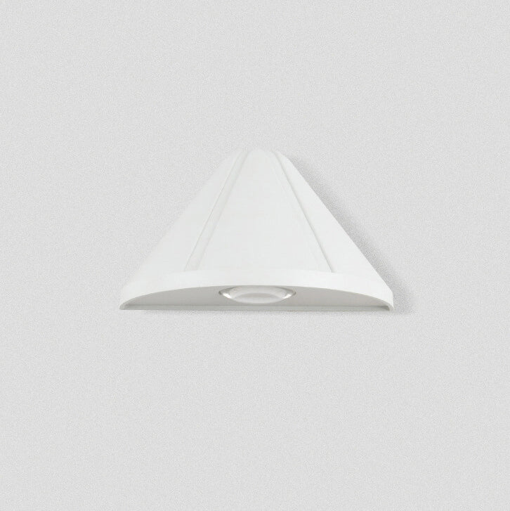 Lámpara de aplique de pared exterior LED moderna minimalista en forma de cono triangular impermeable de aluminio con lente esmerilada 