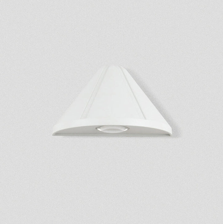 Lámpara de aplique de pared exterior LED moderna minimalista en forma de cono triangular impermeable de aluminio con lente esmerilada 