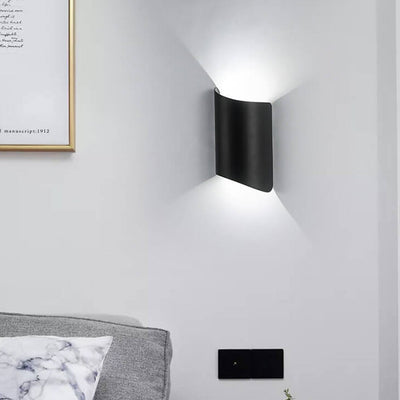 Moderne, minimalistische LED-Wandleuchte mit gerollten Kanten