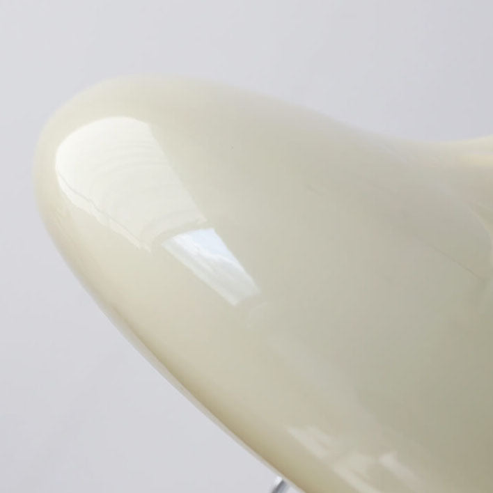 Moderner minimalistischer reiner weißer, höhenverstellbarer Eisen-Acryl-3-Licht-Kronleuchter 