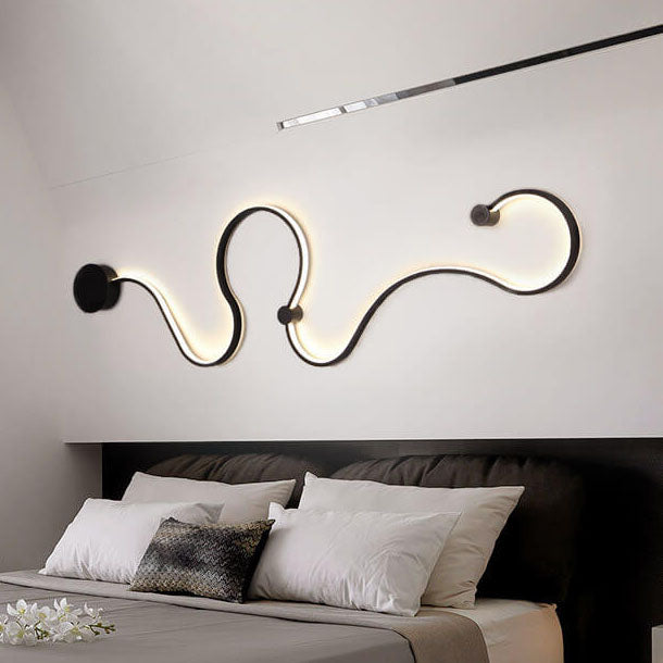 Moderne lange Aluminium-Schlangenform 1-Licht gebogene LED-Wandleuchte 