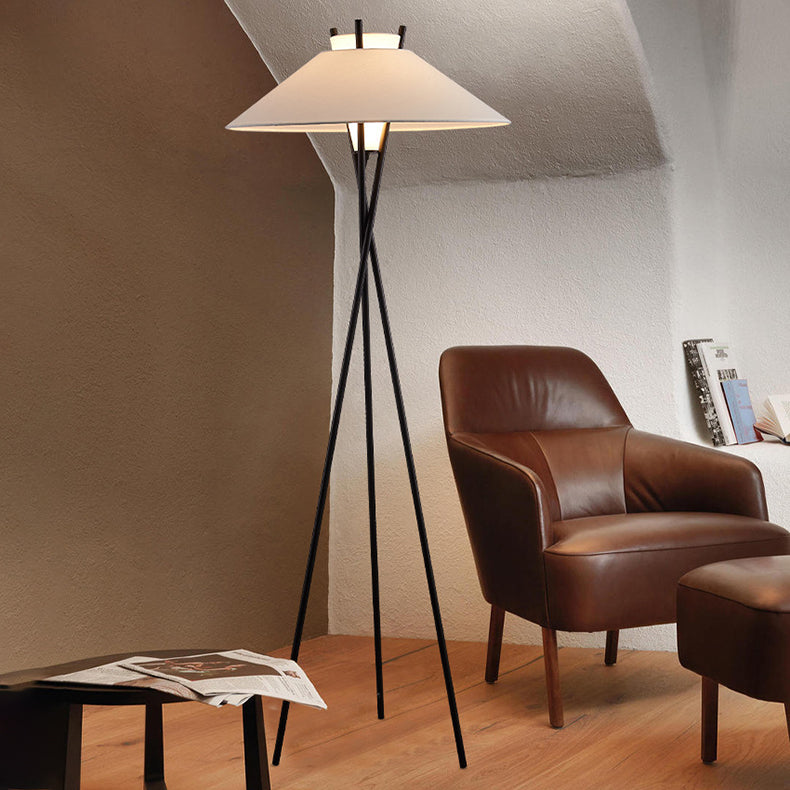 Zeitgenössische, schlichte Stehlampe mit halbkonischem Stoffschirm und Eisenstativ, 1 Licht, fürs Arbeitszimmer