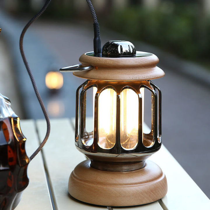 مصباح تخييم محمول قابل لإعادة الشحن على شكل إبريق شاي قديم مع قاعدة خشبية LED 