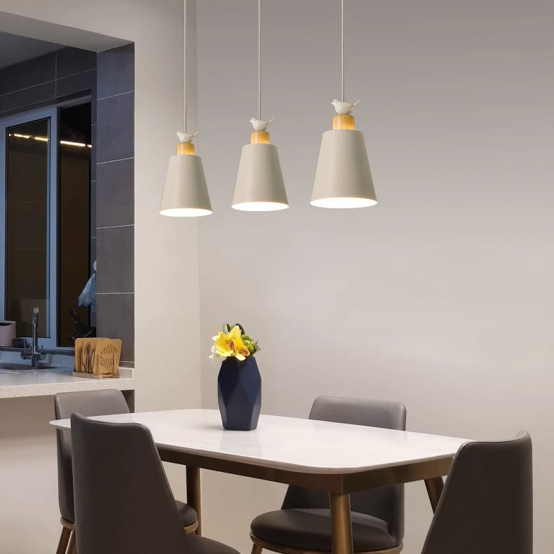 Zeitgenössischer skandinavischer runder trapezförmiger Vogel-Holz-Eisen-1/3-Licht-Insel-Licht-Kronleuchter für Esszimmer 