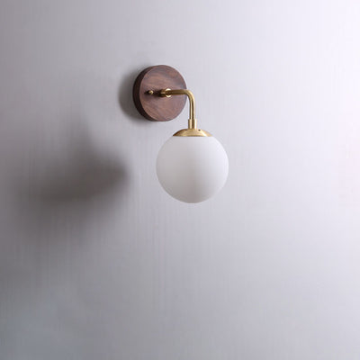Applique Murale 1 Lumière en Noyer Nordique avec Orbe en Verre et Laiton 