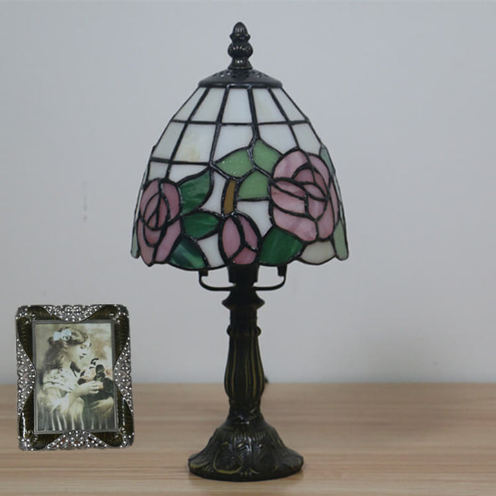 Lámpara de mesa Tiffany tradicional redonda de aleación y vidrio con pantalla cónica tipo domo de 1 luz para dormitorio 