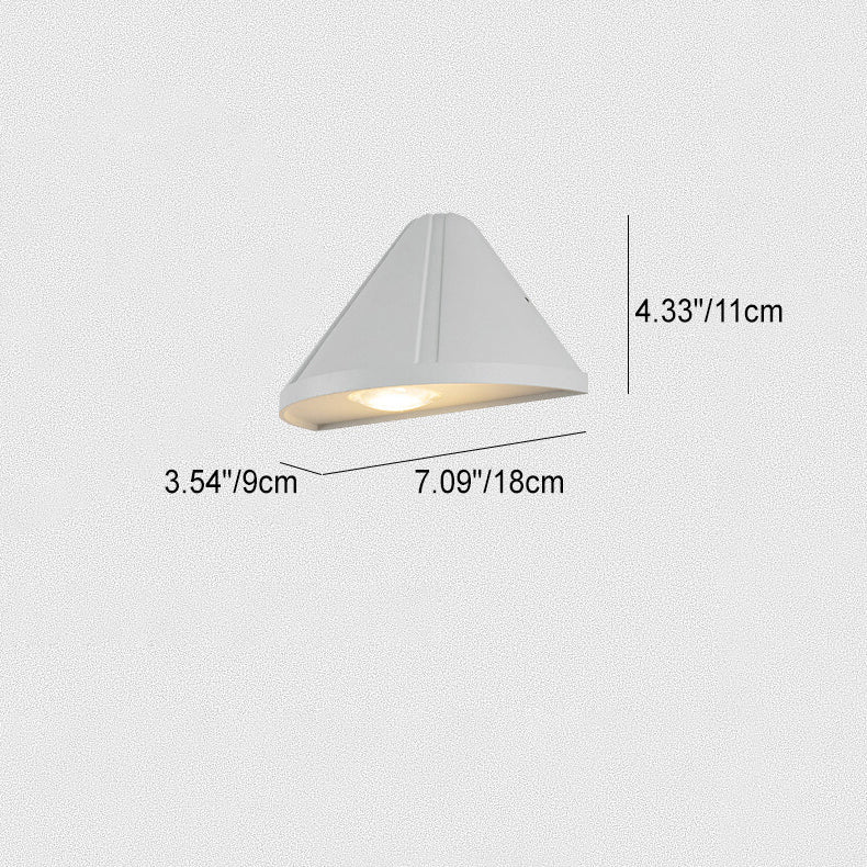 Lámpara de aplique de pared exterior LED moderna minimalista en forma de cono triangular impermeable de aluminio con lente esmerilada 