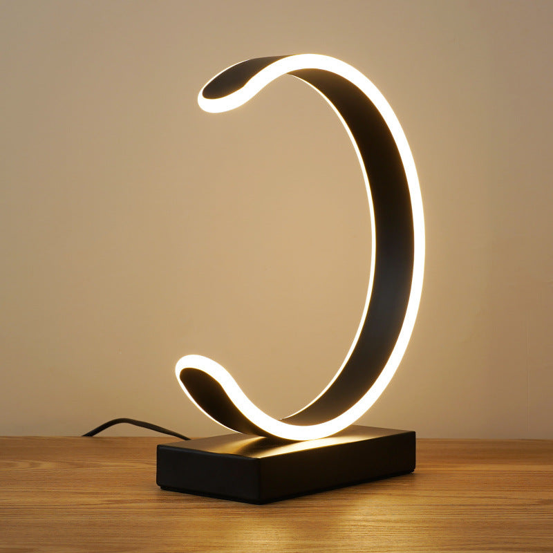 مصباح طاولة LED على شكل حرف C الفاخر الإبداعي من نورديك 