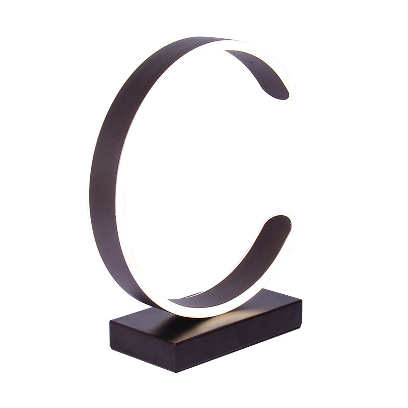 مصباح طاولة LED على شكل حرف C الفاخر الإبداعي من نورديك 