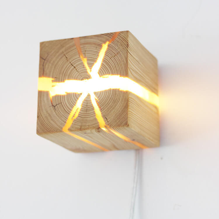 Kreative quadratische 1-Licht-Wandleuchte aus geknacktem Massivholz 