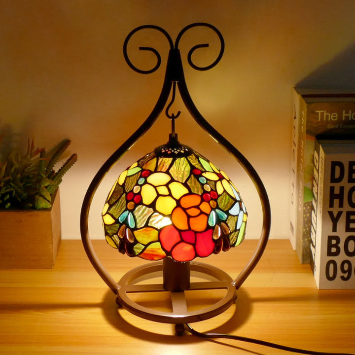 Tiffany-Tischlampe im traditionellen europäischen Stil mit herzförmigem Buntglas und Eisen, 1-flammig, für das Schlafzimmer 