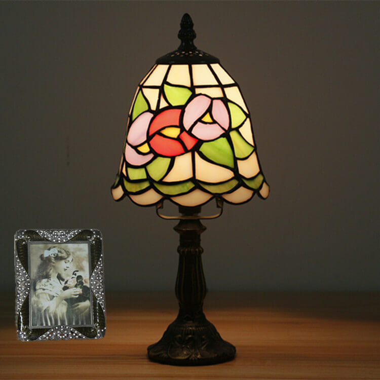 Lámpara de mesa Tiffany tradicional redonda de aleación y vidrio con pantalla cónica tipo domo de 1 luz para dormitorio 