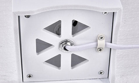 Lampe de table moderne et créative avec colonne carrée creusée à 1 lumière 