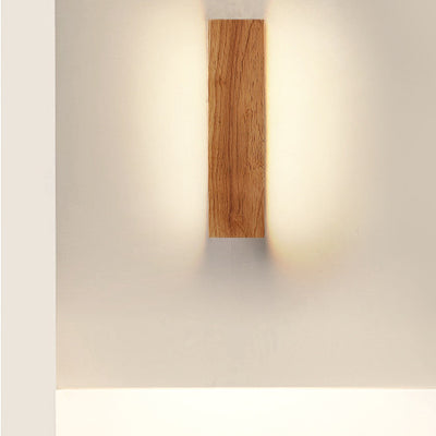 Einfache LED-Wandleuchte aus massivem Holz