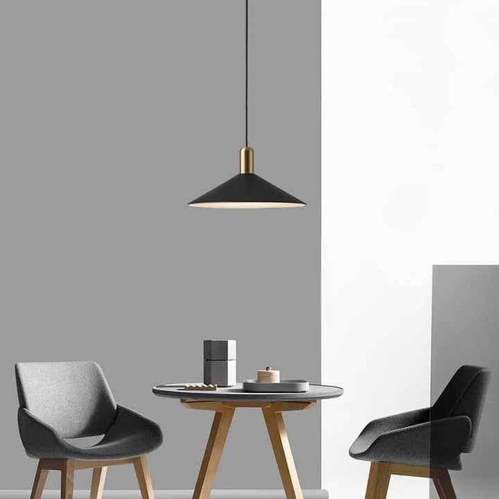 Moderne minimalistische Pendelleuchte aus Eisen mit dreieckigem Kegelschirm, 1-flammig, für das Wohnzimmer 