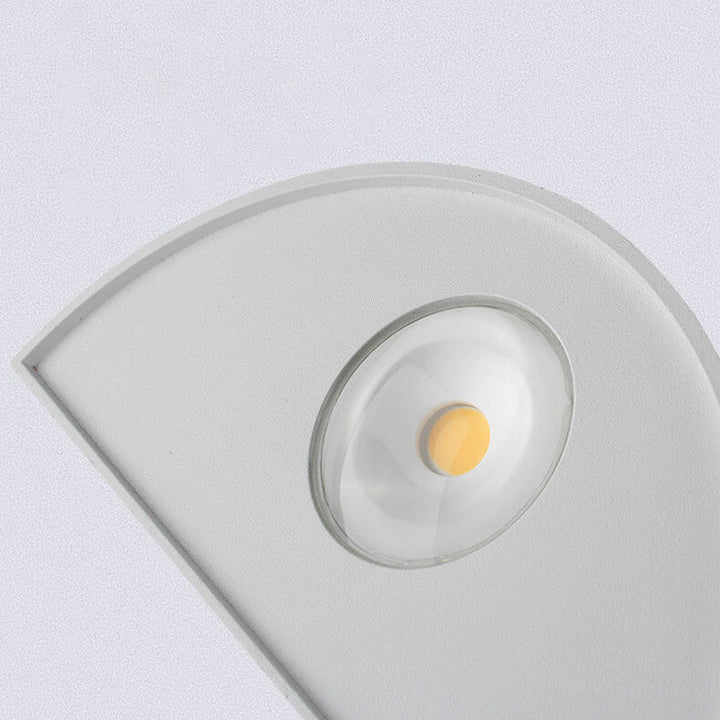 Lámpara de aplique de pared exterior LED moderna minimalista en forma de cono triangular impermeable de aluminio con lente esmerilada 