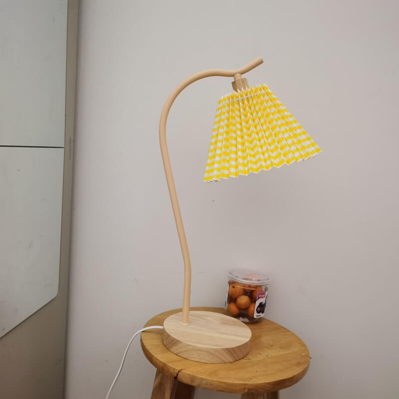 Europäische minimalistische plissierte 1-flammige Tischlampe aus Massivholz 