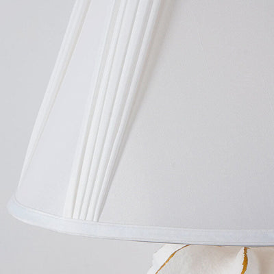 Moderne leichte Luxus-Tischlampe aus weißem Stoff mit gestreiftem Harzsockel und 1 Leuchte