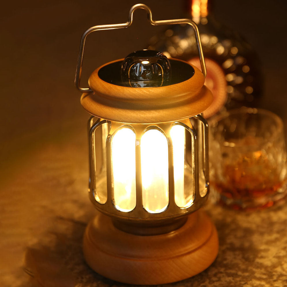 مصباح تخييم محمول قابل لإعادة الشحن على شكل إبريق شاي قديم مع قاعدة خشبية LED 