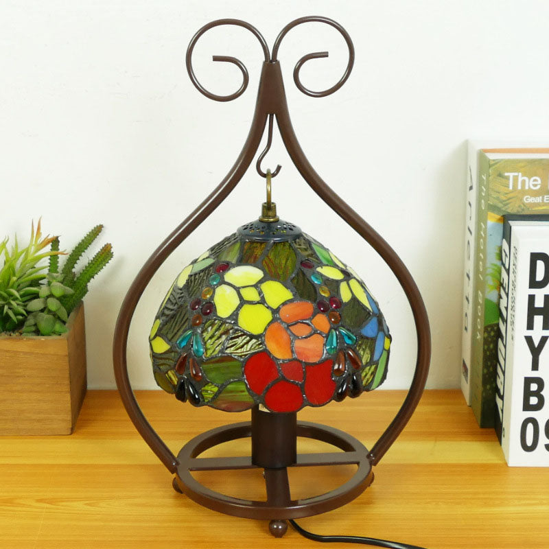 Tiffany-Tischlampe im traditionellen europäischen Stil mit herzförmigem Buntglas und Eisen, 1-flammig, für das Schlafzimmer 