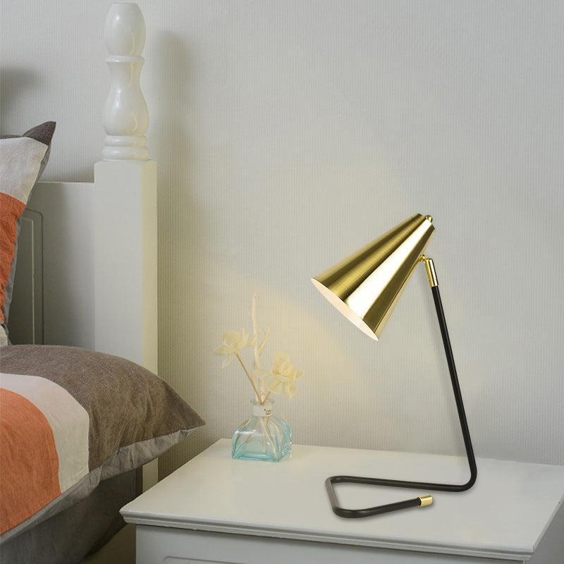 Einfache Eisen Glockenschirm Dreieck 1-Licht Tischlampe 
