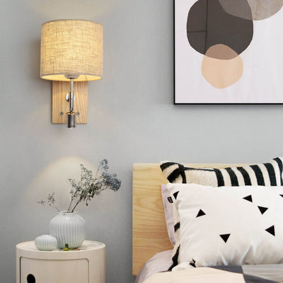 Aplique de pared de 1 luz con base de madera y pantalla de tela moderna 