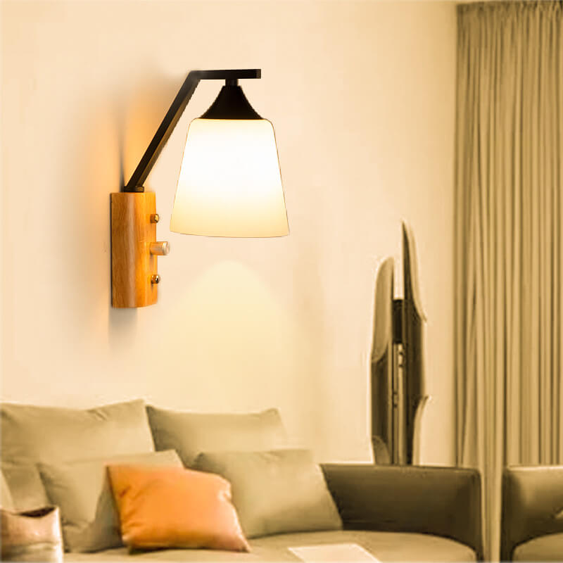 Moderne Wandleuchte mit Glockenschirm aus massivem Holz und Glas, 1-flammig 