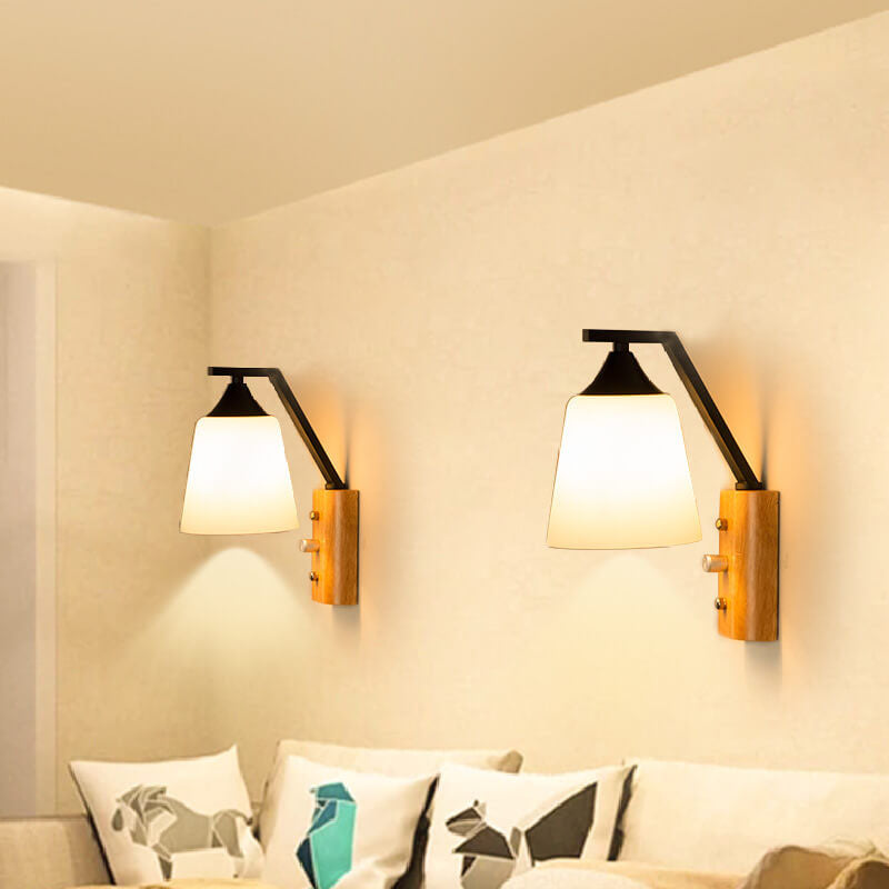 Moderne Wandleuchte mit Glockenschirm aus massivem Holz und Glas, 1-flammig 