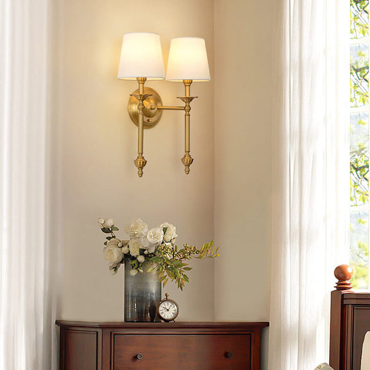 Moderne Wandleuchte mit Messing-Fassung und Stoffschirm für 1/2 Licht 