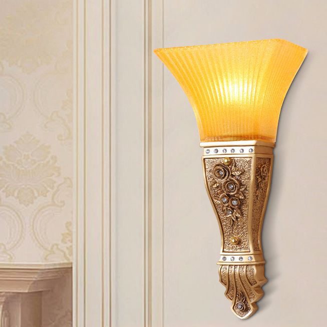 Europäische Retro-Glas-Schnitzharz-Flare 1-Licht Wandleuchte 