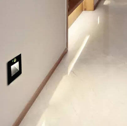Aplique de pared de superficie LED con luz de escalón de hierro y vidrio de estilo minimalista moderno para patio exterior 
