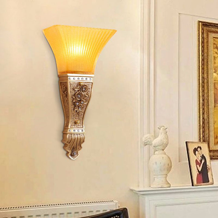 Europäische Retro-Glas-Schnitzharz-Flare 1-Licht Wandleuchte 