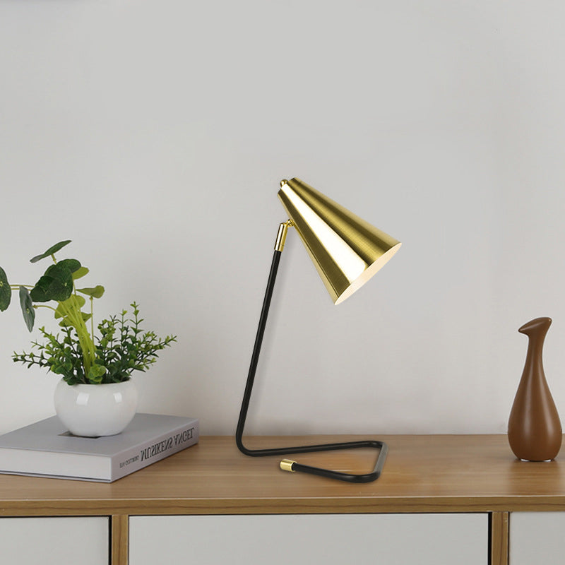 Einfache Eisen Glockenschirm Dreieck 1-Licht Tischlampe 
