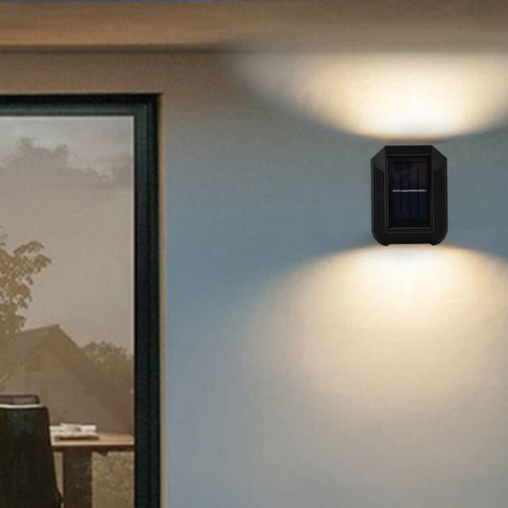 Moderne minimalistische rechteckige wasserdichte LED-Solar-Wandleuchte aus Kunststoff für den Außenbereich 