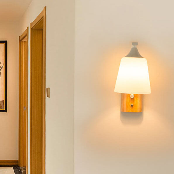 Moderne Wandleuchte mit Glockenschirm aus massivem Holz und Glas, 1-flammig 