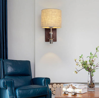 Aplique de pared de 1 luz con base de madera y pantalla de tela moderna 