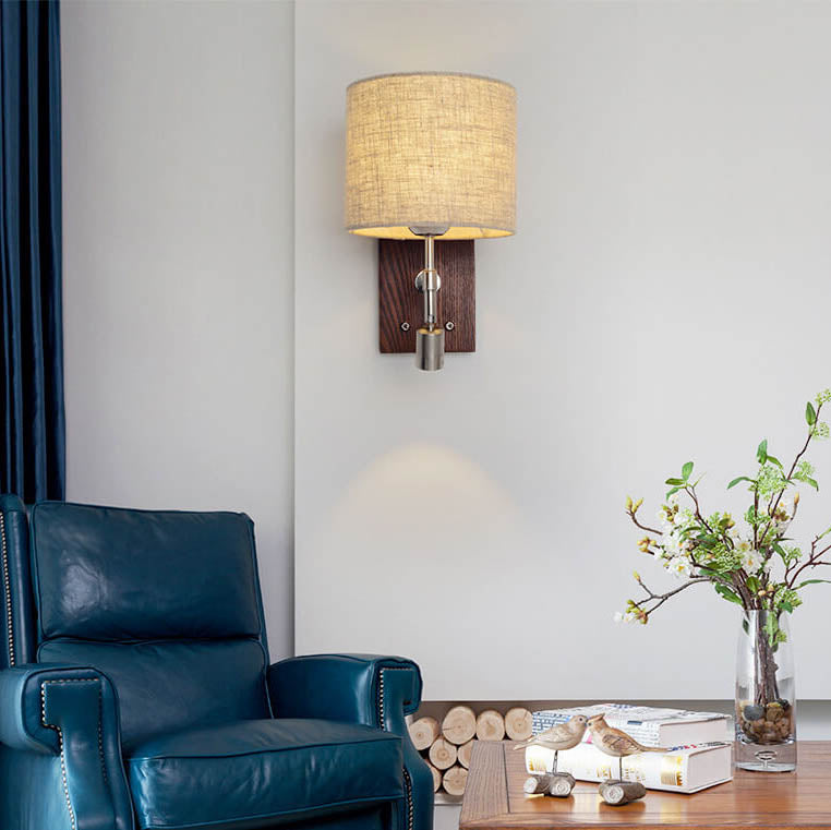 Aplique de pared de 1 luz con base de madera y pantalla de tela moderna 