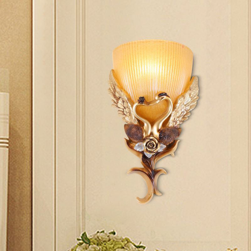 Aplique de pared de 1 luz de resina de vidrio acampanado con tallado de cisne europeo 