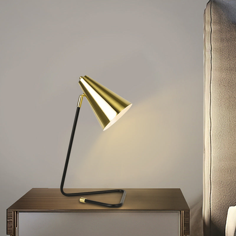 Einfache Eisen Glockenschirm Dreieck 1-Licht Tischlampe 