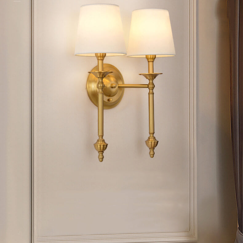 Moderne Wandleuchte mit Messing-Fassung und Stoffschirm für 1/2 Licht 