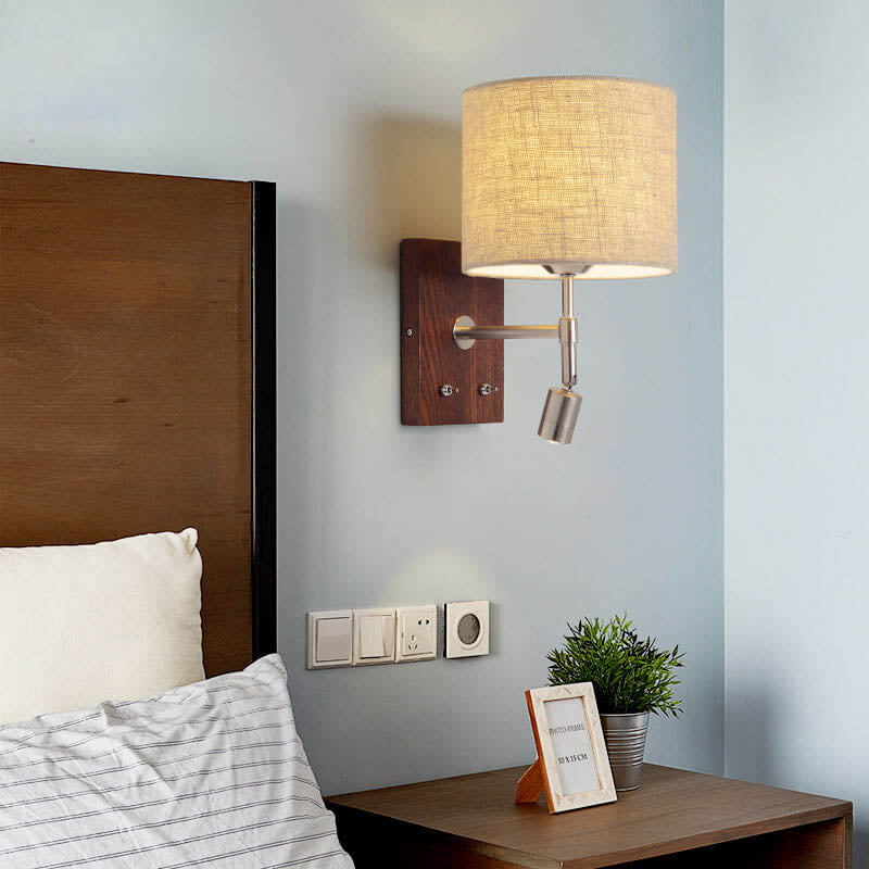 Aplique de pared de 1 luz con base de madera y pantalla de tela moderna 