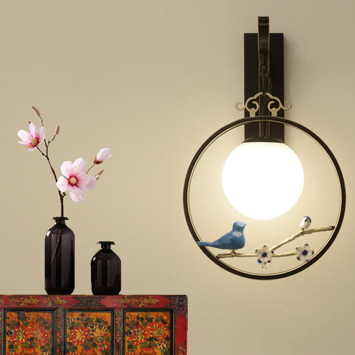 Moderne chinesische runde Glaskugel Vogelbaumzweig 1-Licht Wandleuchte 