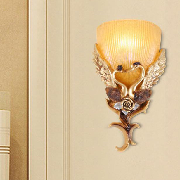 Aplique de pared de 1 luz de resina de vidrio acampanado con tallado de cisne europeo 