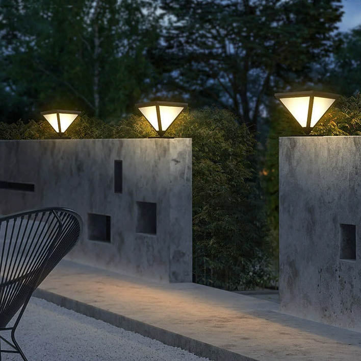 Einfache dreieckige LED-Solar-Außenleuchte, wasserdichte Rasen-Zaunlampe 