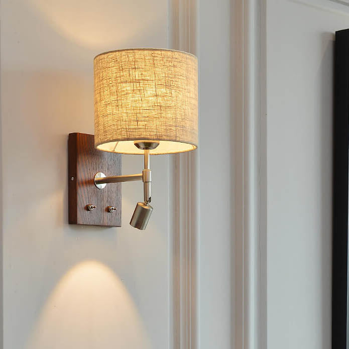 Aplique de pared de 1 luz con base de madera y pantalla de tela moderna 