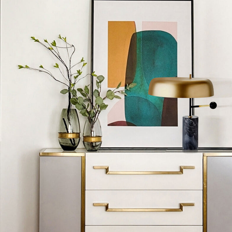 Lampe de table moderne avec base de colonne en marbre ombrée d&